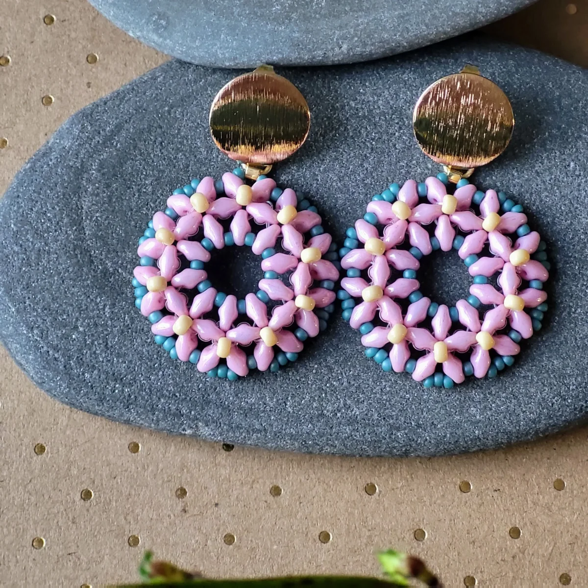 Flora øreringe – Blomsterinspirerede øreringe med Matubo og Miyuki-perler - Billede 9