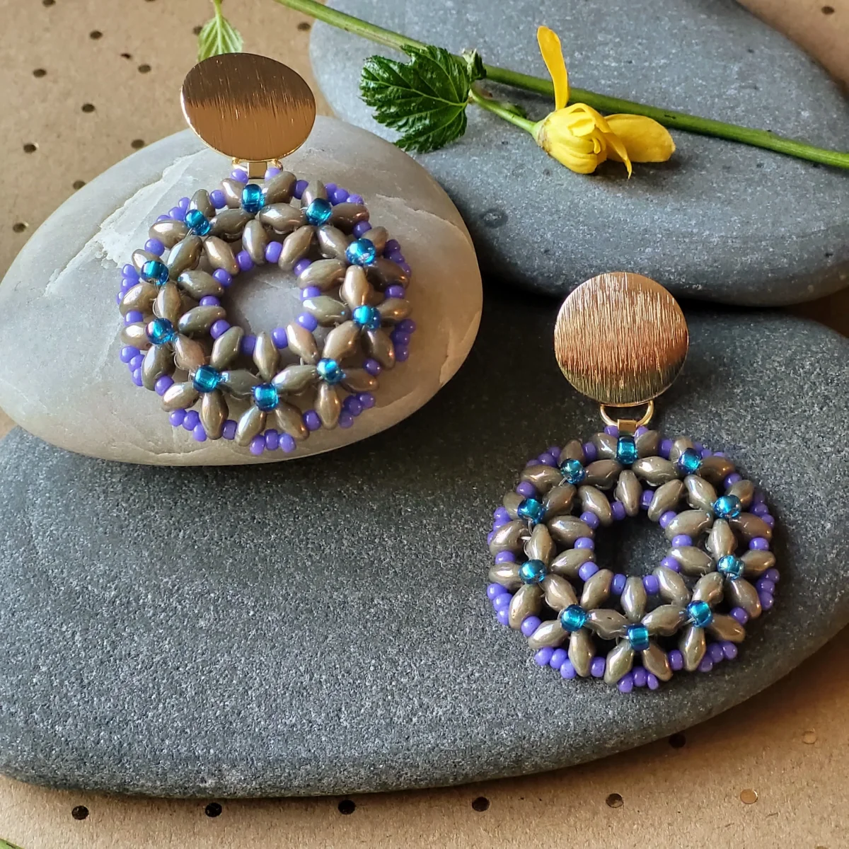 Flora øreringe – Blomsterinspirerede øreringe med Matubo og Miyuki-perler - Billede 7