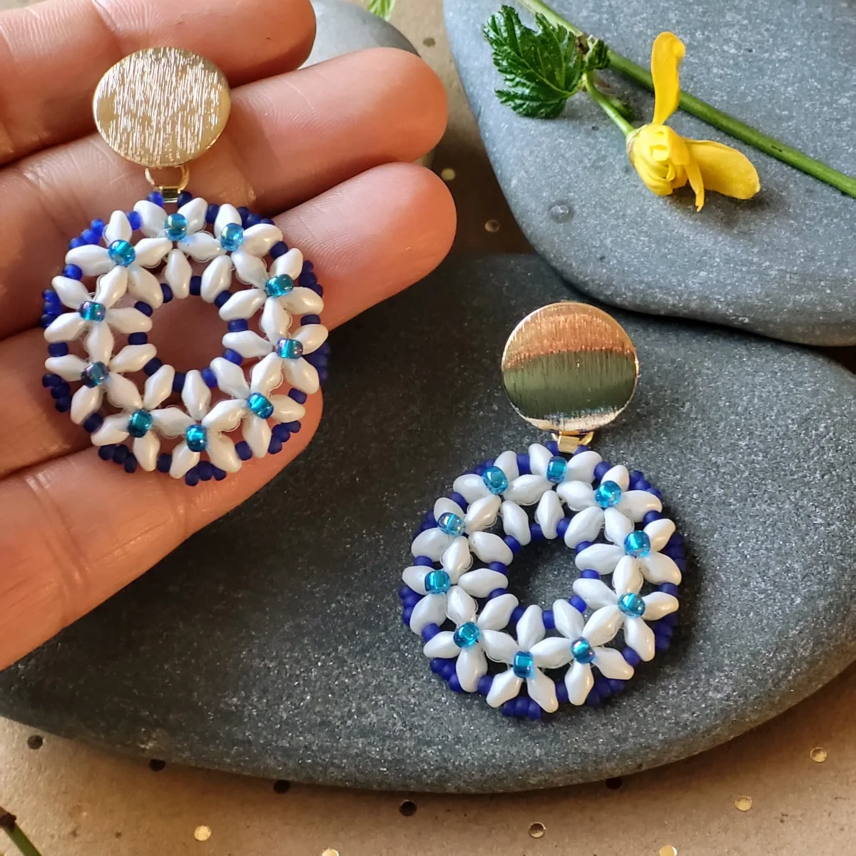 Flora øreringe – Blomsterinspirerede øreringe med Matubo og Miyuki-perler - Billede 5
